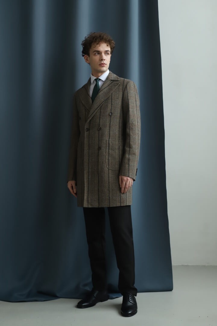Песочное мужское двубортное пальто в клетку, модель №19