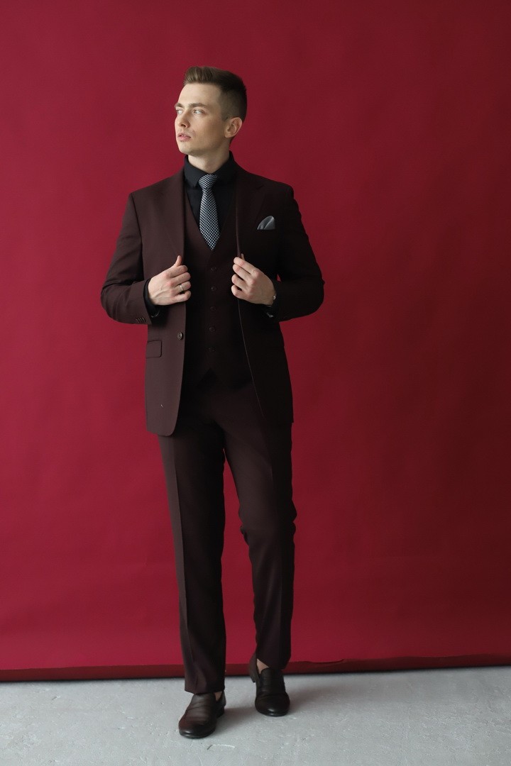 Мужской костюм-тройка бордово-коричневого цвета, модель №784