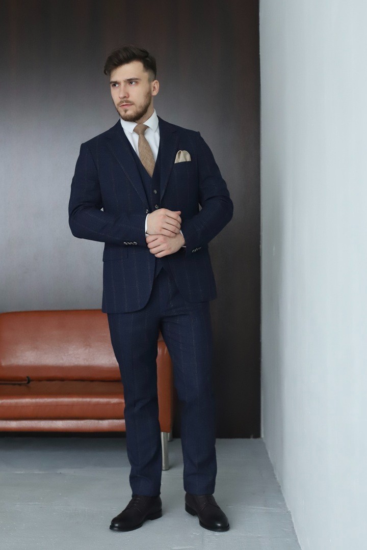 Мужской костюм-тройка темно-синего цвета в клетку, модель №793