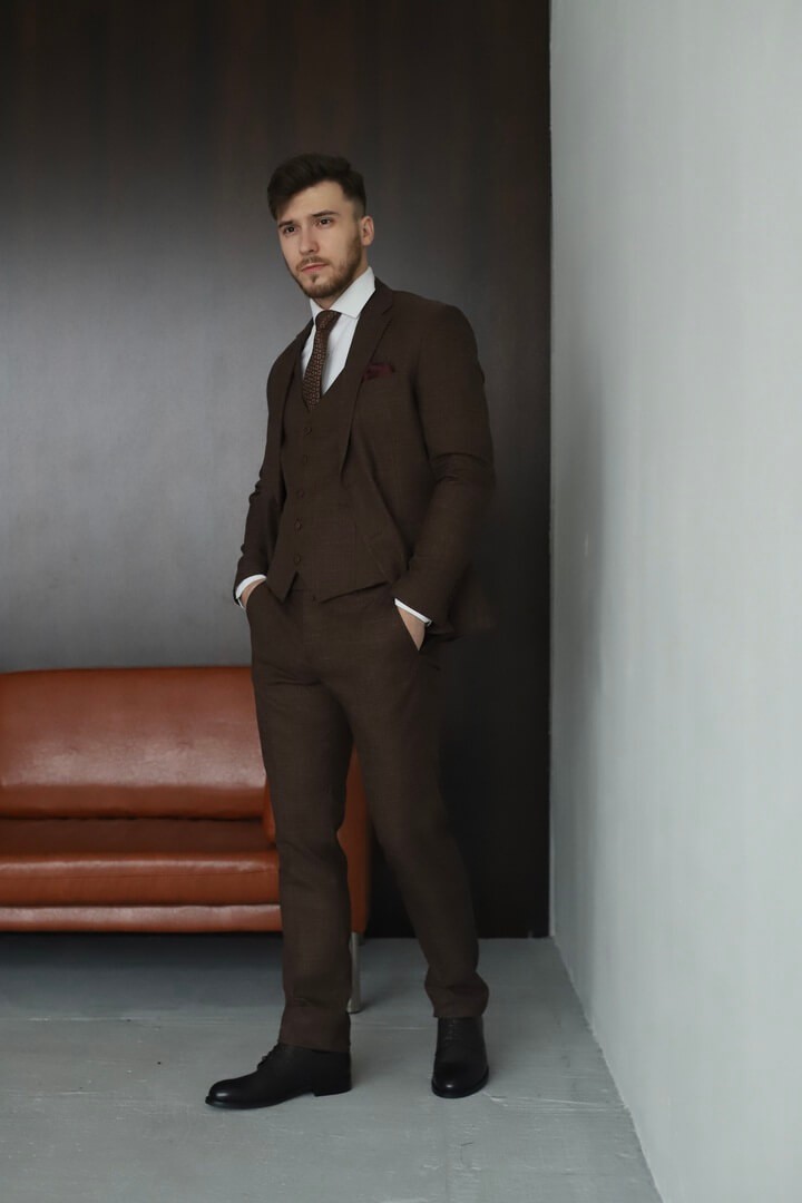 Мужской костюм-тройка коричневого цвета, модель №797