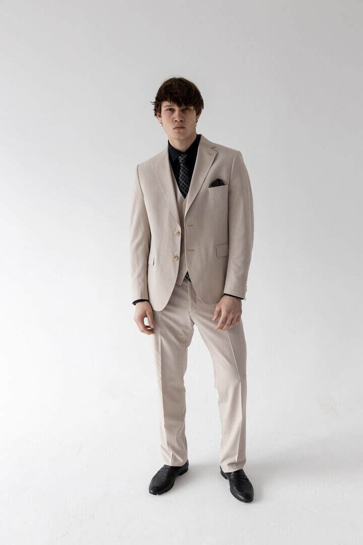 Мужской костюм-тройка бежевого цвета, модель №799