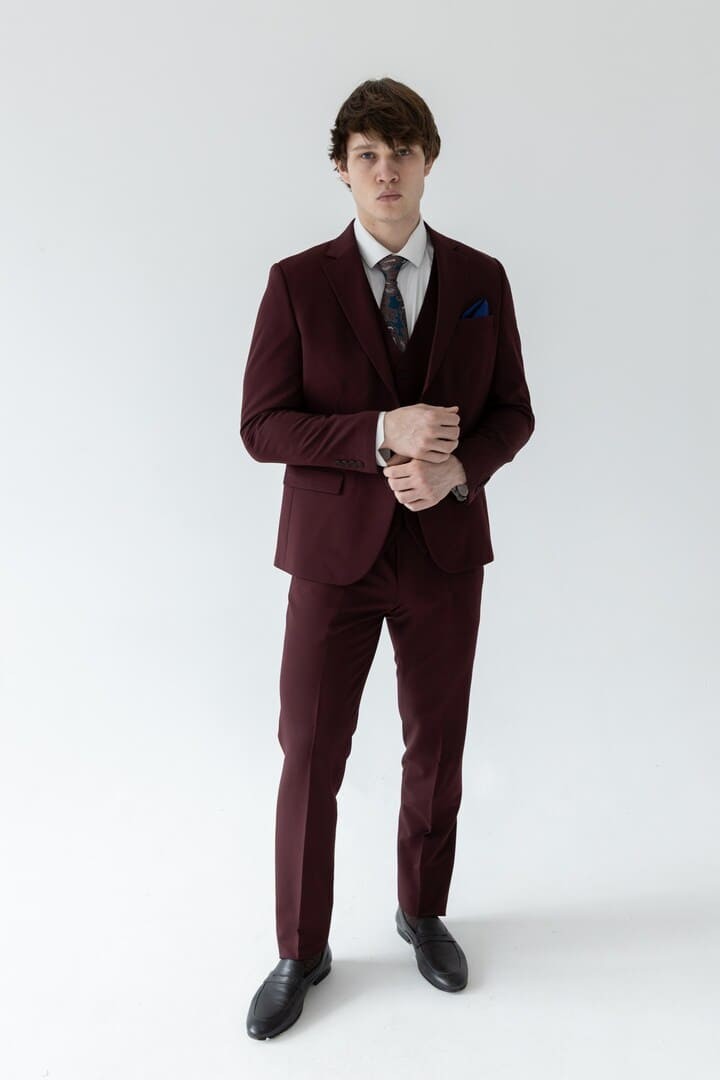 Мужской костюм-тройка бордового цвета, модель №805
